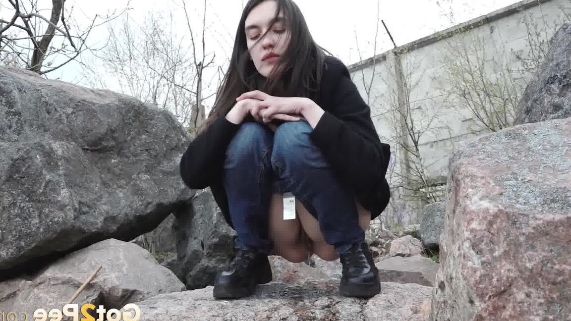15P Brunette chick Lara Fox pulls down her jeans to take a piss upon boulders