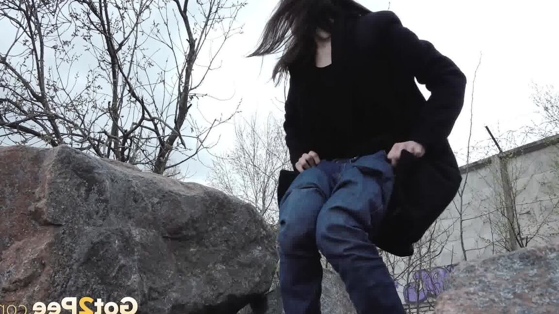 15P Brunette chick Lara Fox pulls down her jeans to take a piss upon boulders