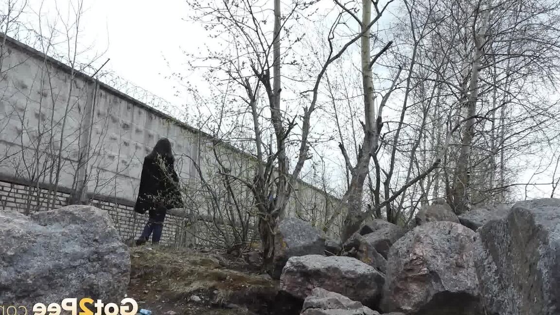 15P Brunette chick Lara Fox pulls down her jeans to take a piss upon boulders