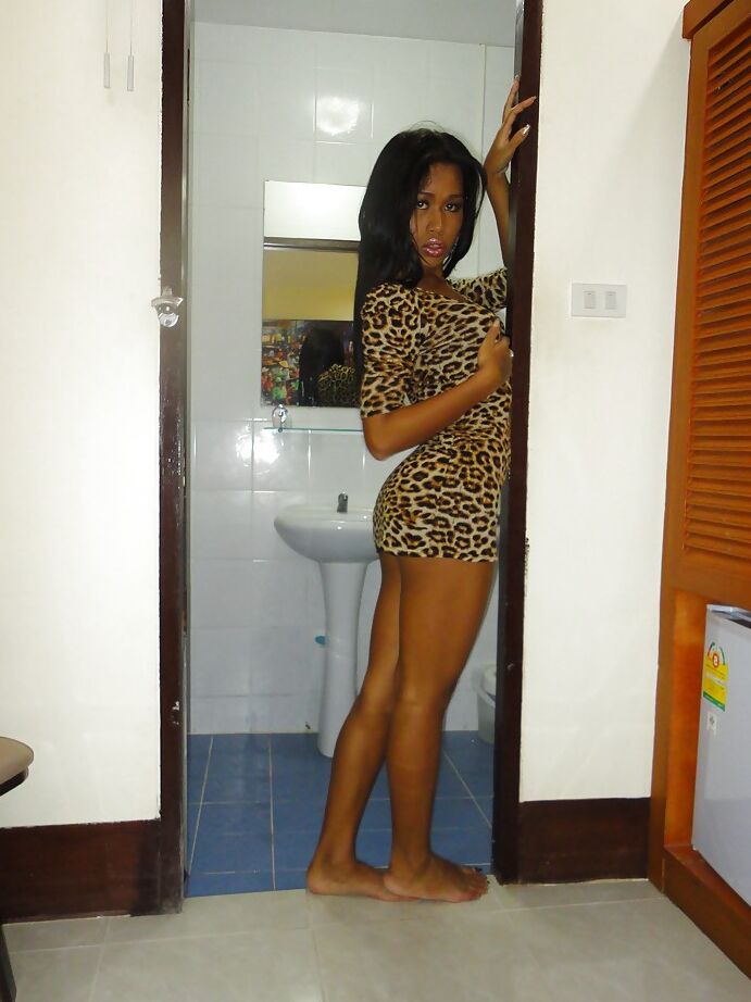 16P Skinny Thai ladyboy Ann fica nua em quarto de motel e se espalha