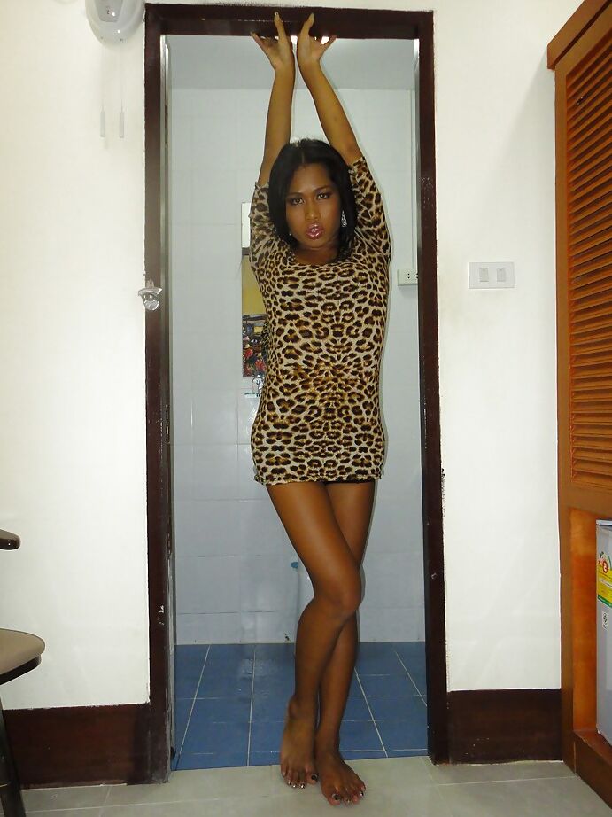 16P Skinny Thai ladyboy Ann fica nua em quarto de motel e se espalha