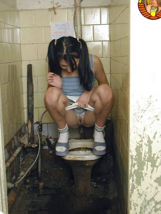 20P おさげの十代の少女は人類が知っている最も不潔なトイレでおしっこのためにしゃがむ