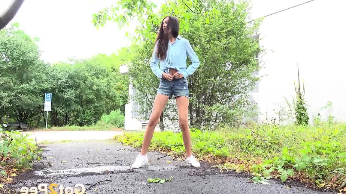 15P Dark haired Mistica needs to pee while in suburbs