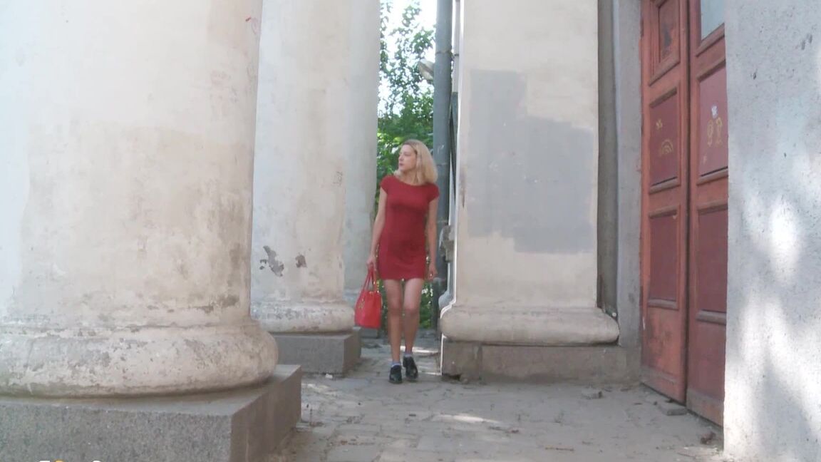 15P Rubia con vestido rojo mea en el suelo afuera