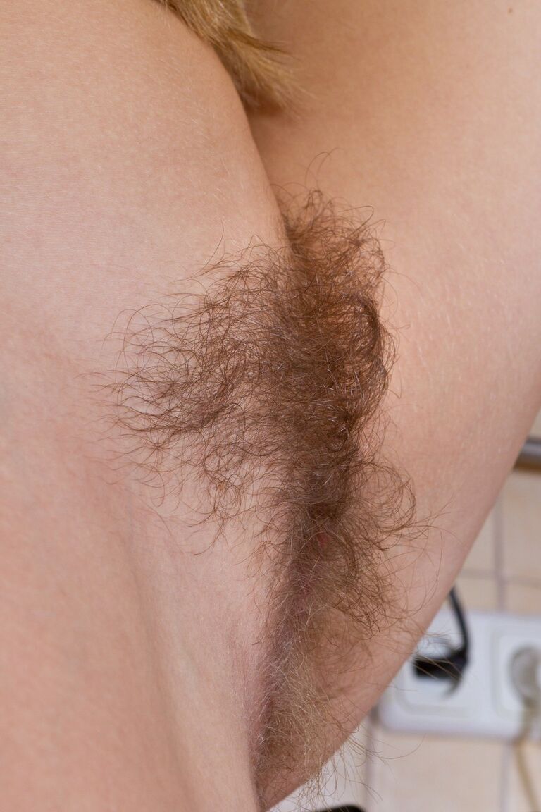 21P Hot MILF em uma roupa amarela Chloe B exibe sua buceta peluda em uma faixa de cozinha