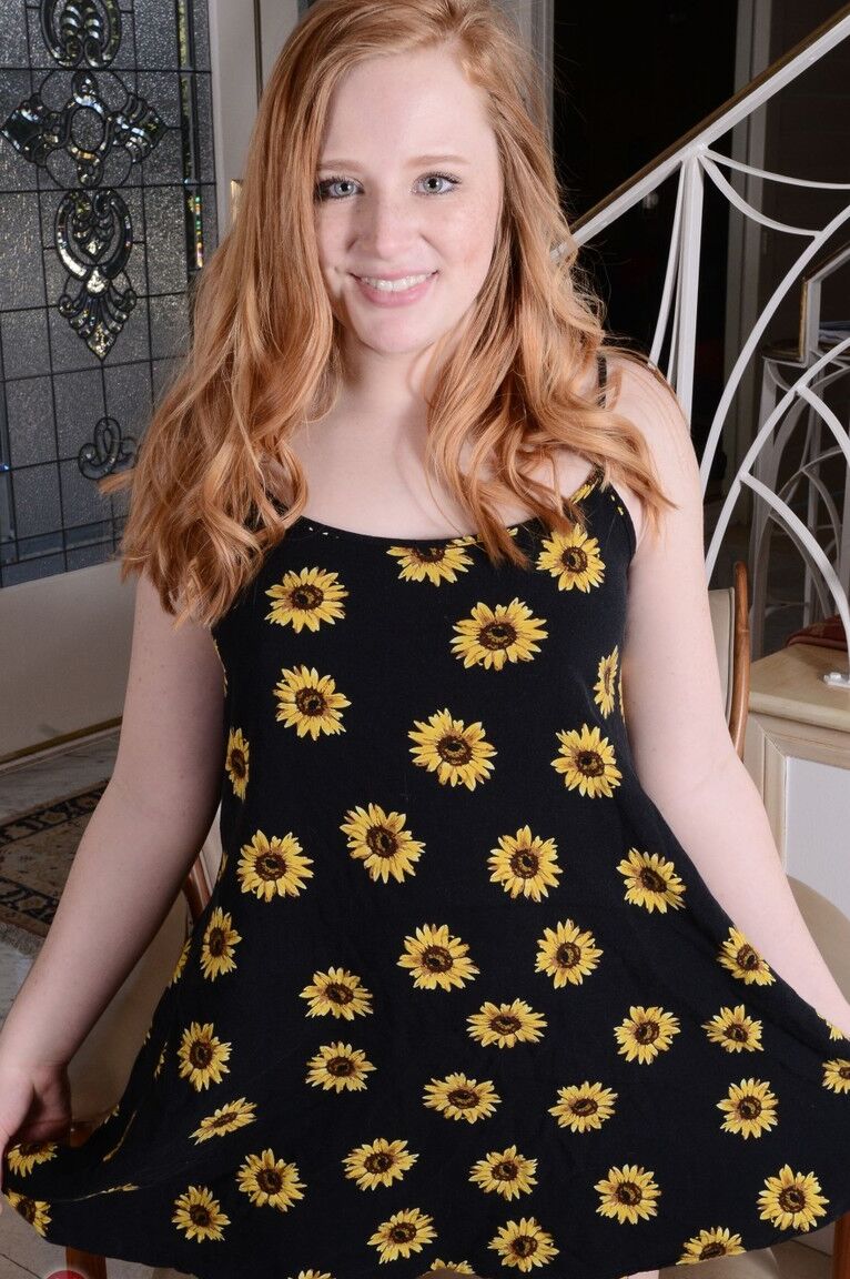 21P La pequeña pelirroja Lucy Foxx se quita el vestido y hace alarde de su manguito peludo