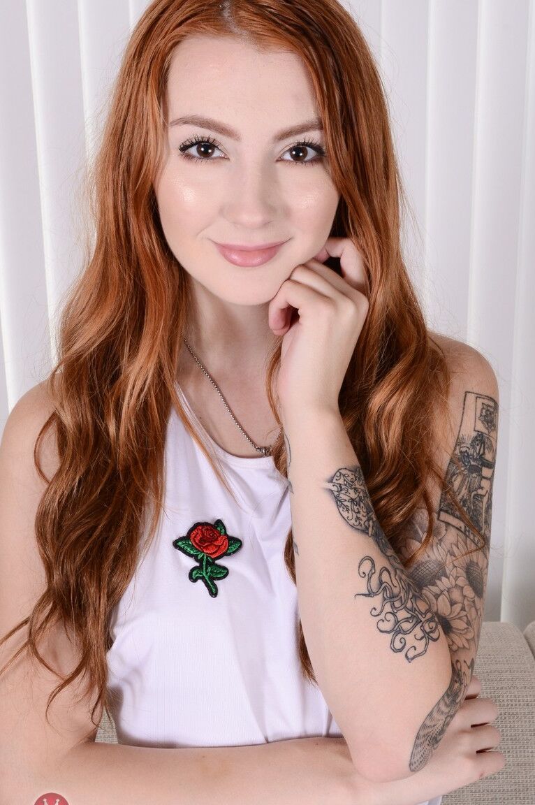 21P La pelirroja tatuada Megan Winters se desnuda y estira su vagina peluda en solitario