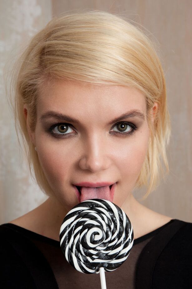 16P Sexy blonde Teenagerin Jenny A spielt mit ihrer haarigen Muschi, nachdem sie sich nackt ausgezogen hat