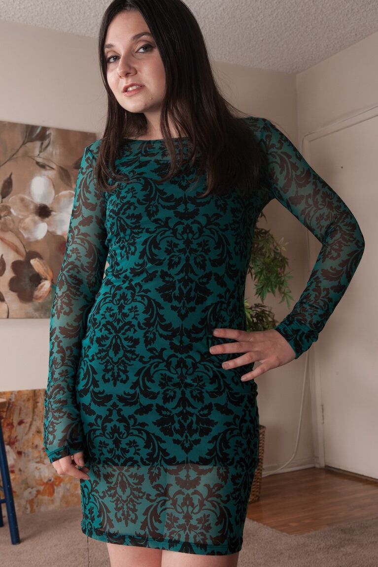21P Adorável adolescente morena Amy Faye esfrega sua vulva peluda no chão