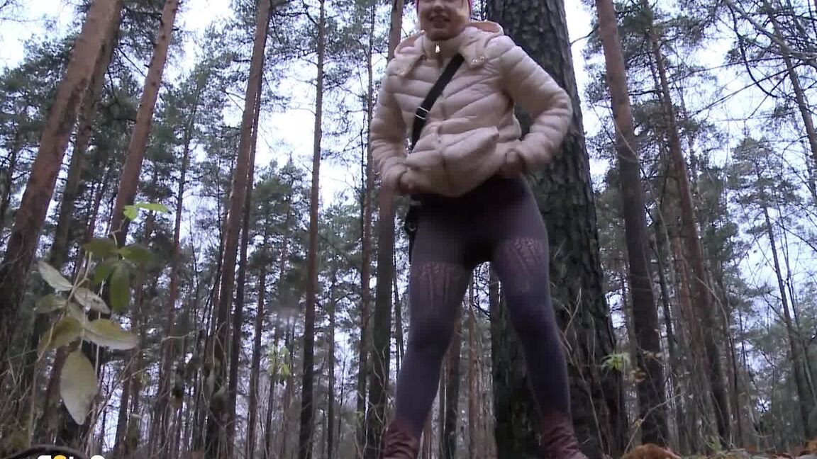 15P Blonde girl Anya pulls down her pants for an urgent piss while in a forest