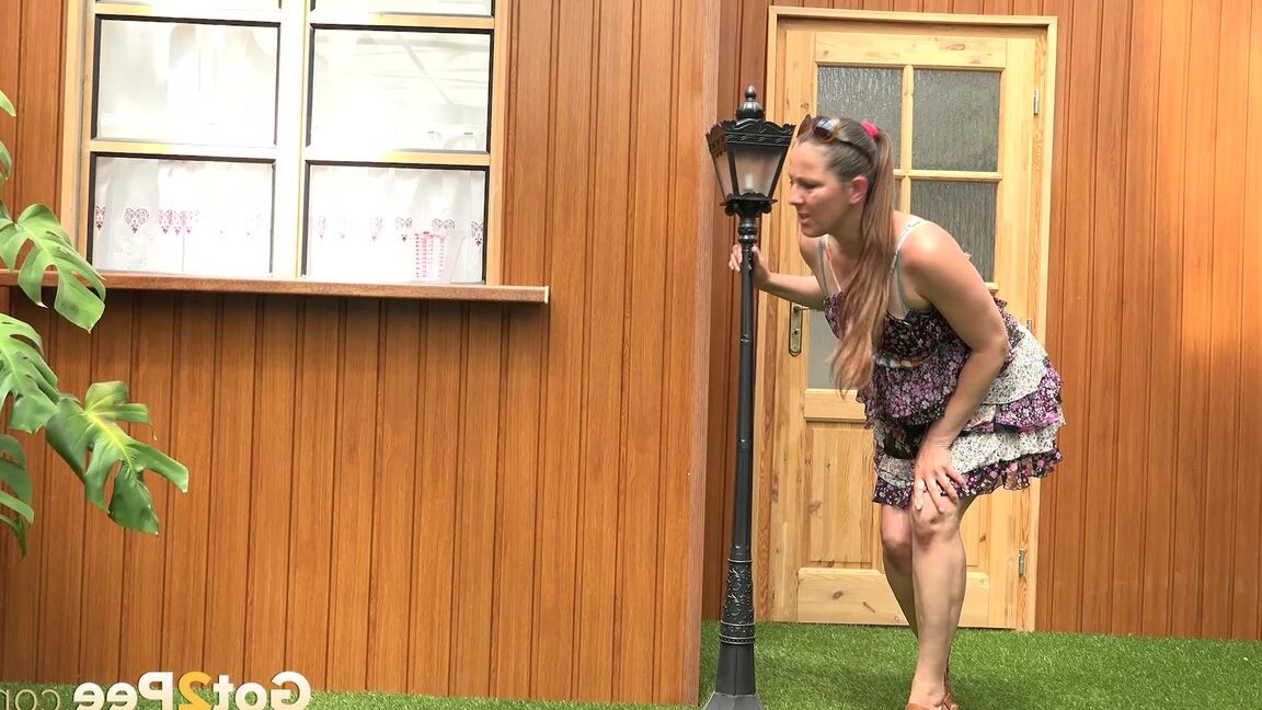 15P La femme blonde Nicol D fait de la randonnée en robe courte pour faire pipi debout derrière la maison
