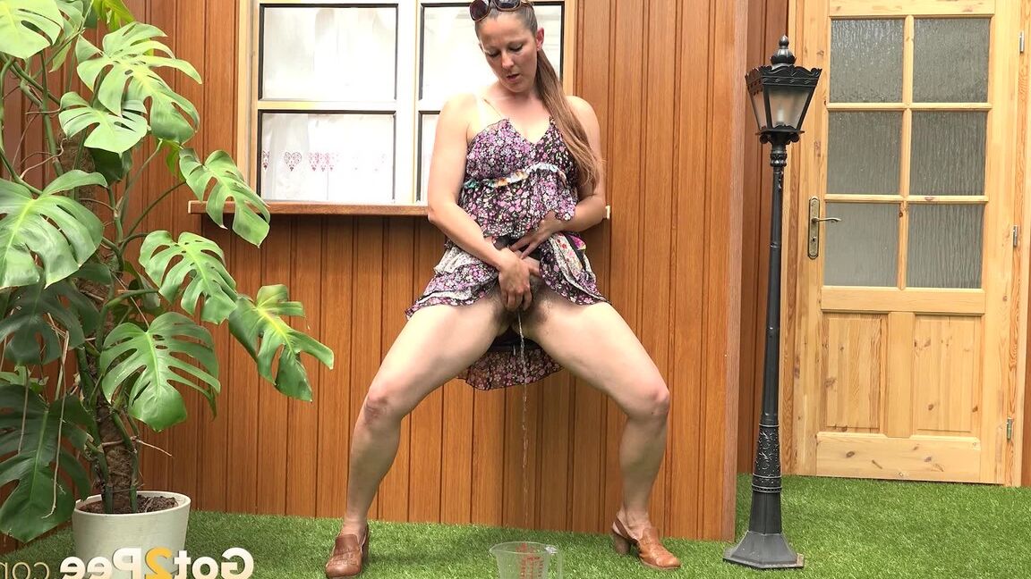 15P La femme blonde Nicol D fait de la randonnée en robe courte pour faire pipi debout derrière la maison
