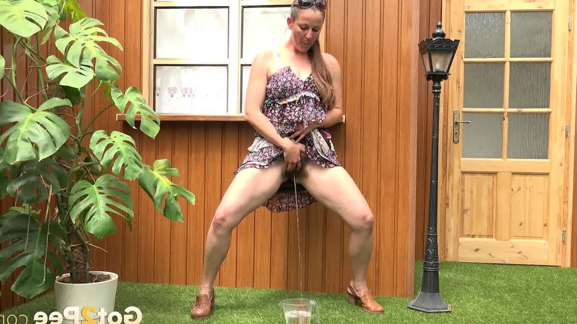 15P La femme blonde Nicol D fait de la randonnée en robe courte pour faire pipi debout derrière la maison