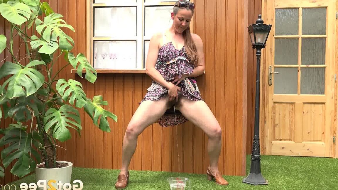 15P La femme blonde Nicol D fait de la randonnée en robe courte pour faire pipi debout derrière la maison
