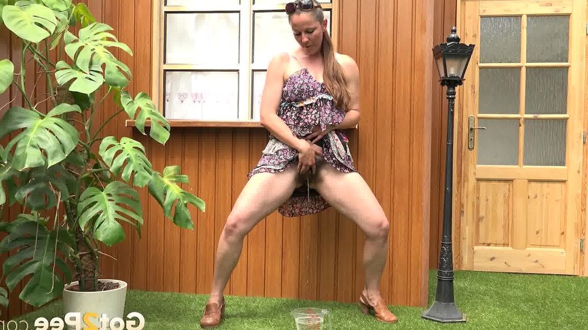 15P La femme blonde Nicol D fait de la randonnée en robe courte pour faire pipi debout derrière la maison