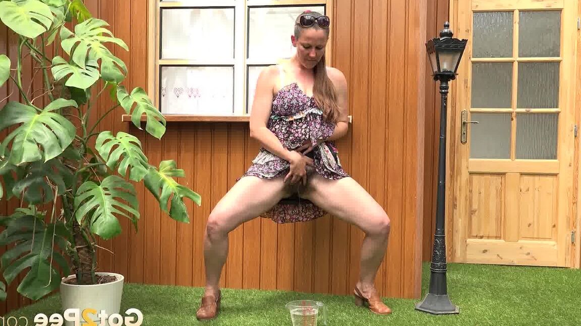 15P La femme blonde Nicol D fait de la randonnée en robe courte pour faire pipi debout derrière la maison