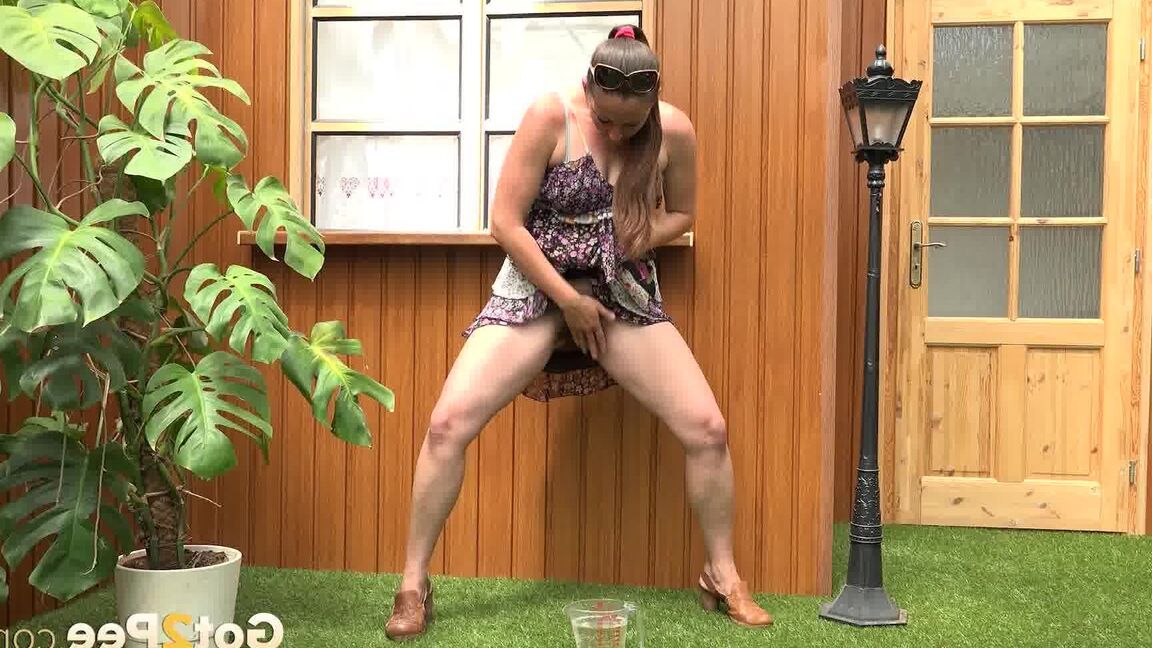 15P La femme blonde Nicol D fait de la randonnée en robe courte pour faire pipi debout derrière la maison