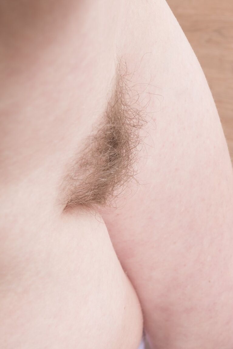 21P A loira magra Natinella tira a roupa e as meias para posar nua