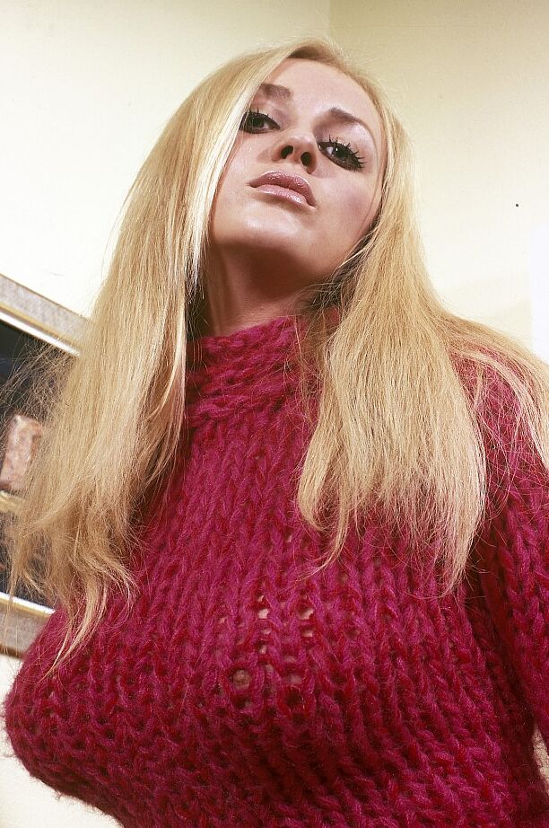 14P Hermosa rubia con vestido rojo vintage se desnuda y chupa polla