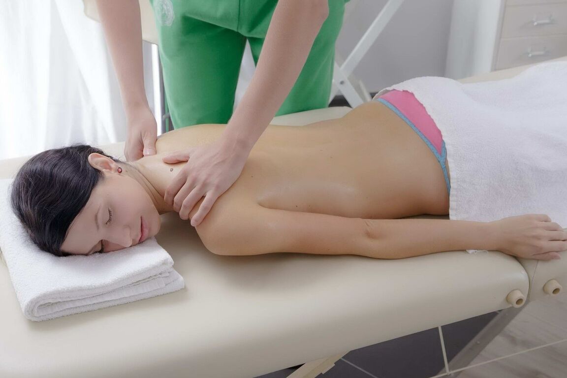 16P Das schlanke Mädchen Dinara trägt beim Sex mit ihrem Masseur ihr Haar nach hinten gekämmt