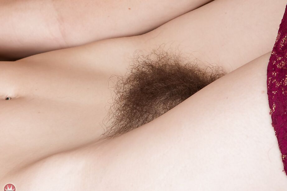 16P Mujer mayor Sunshine exponiendo el trasero peludo y la vagina para primeros planos