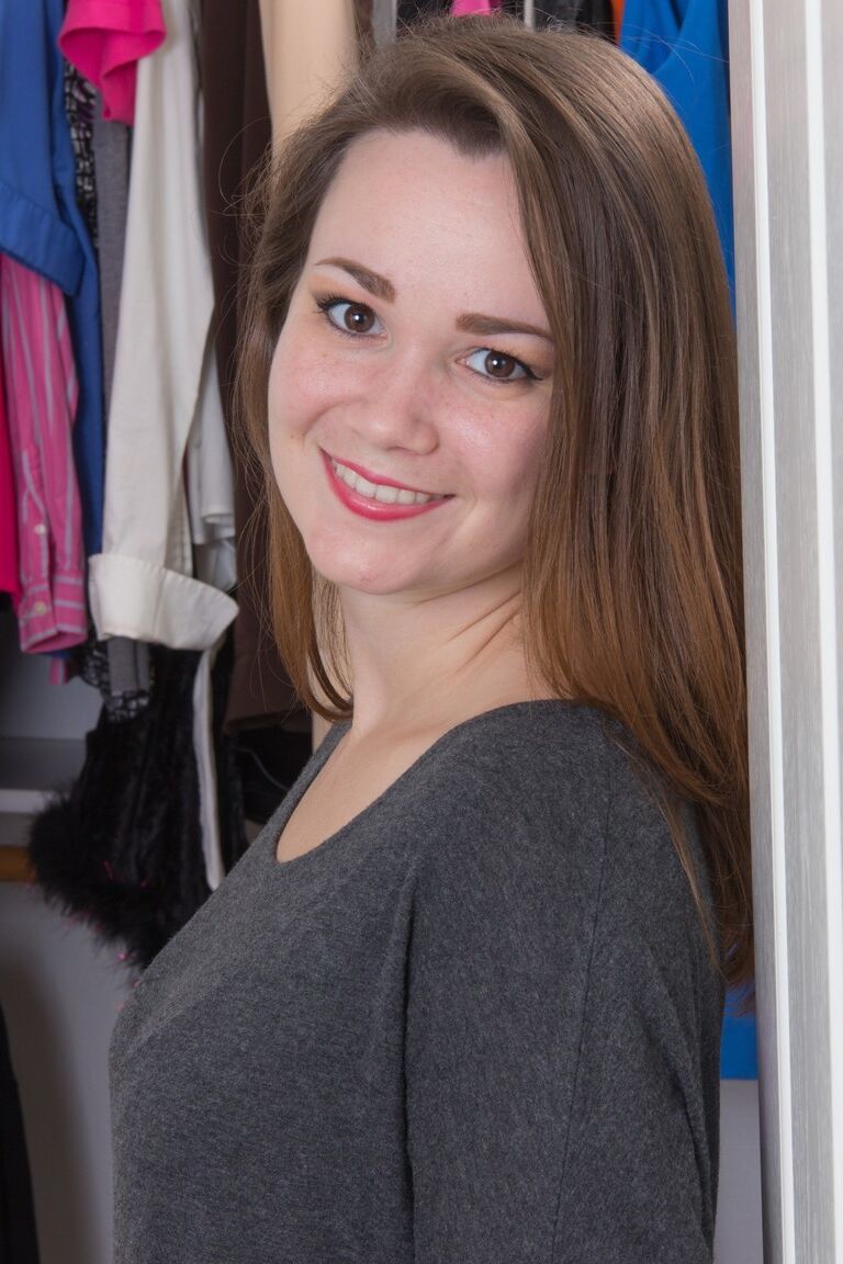 17P Petite adolescente com peitos empinados Kelly Morgan mostra seu arbusto no camarim
