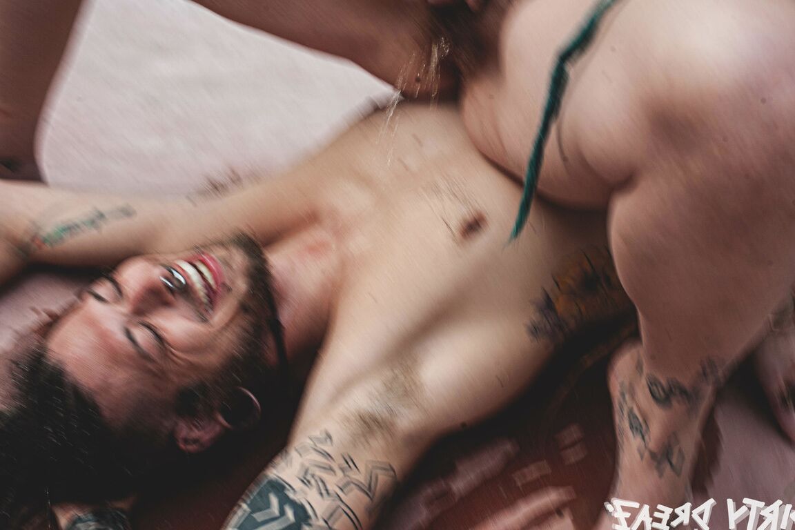 16P La fille tatouée Kali Peez pisse sur son petit ami tatoué dans un skate park