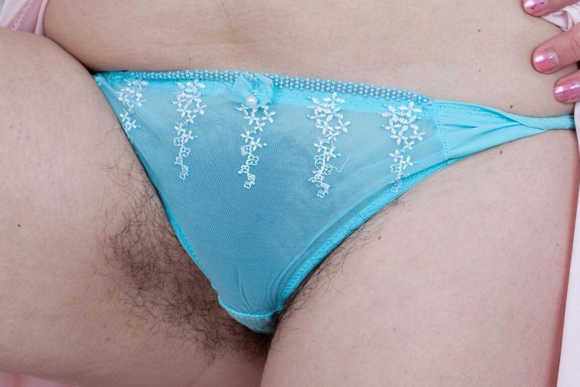 16P MILF Valentina Ross recém-saída do banho enfiando um vibrador em seu regalo peludo