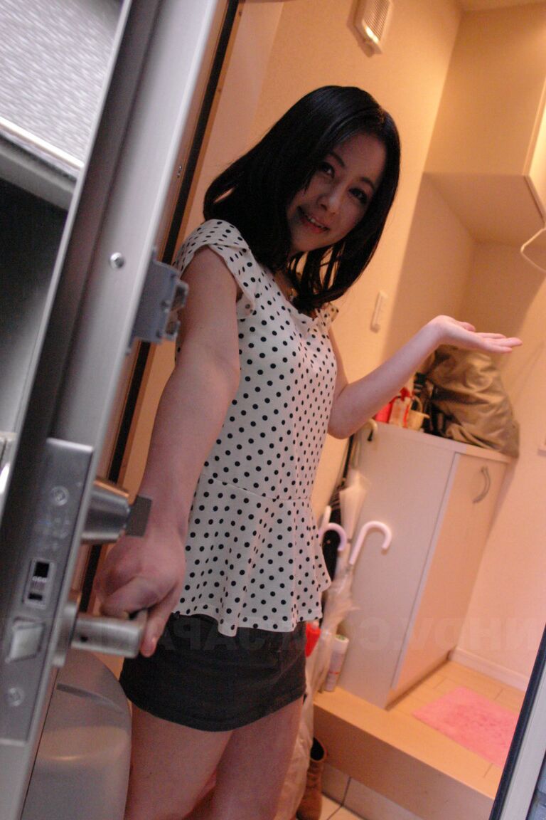 20P A dona de casa asiática Ayumi Iwasa transando com o amigo do homem no chuveiro