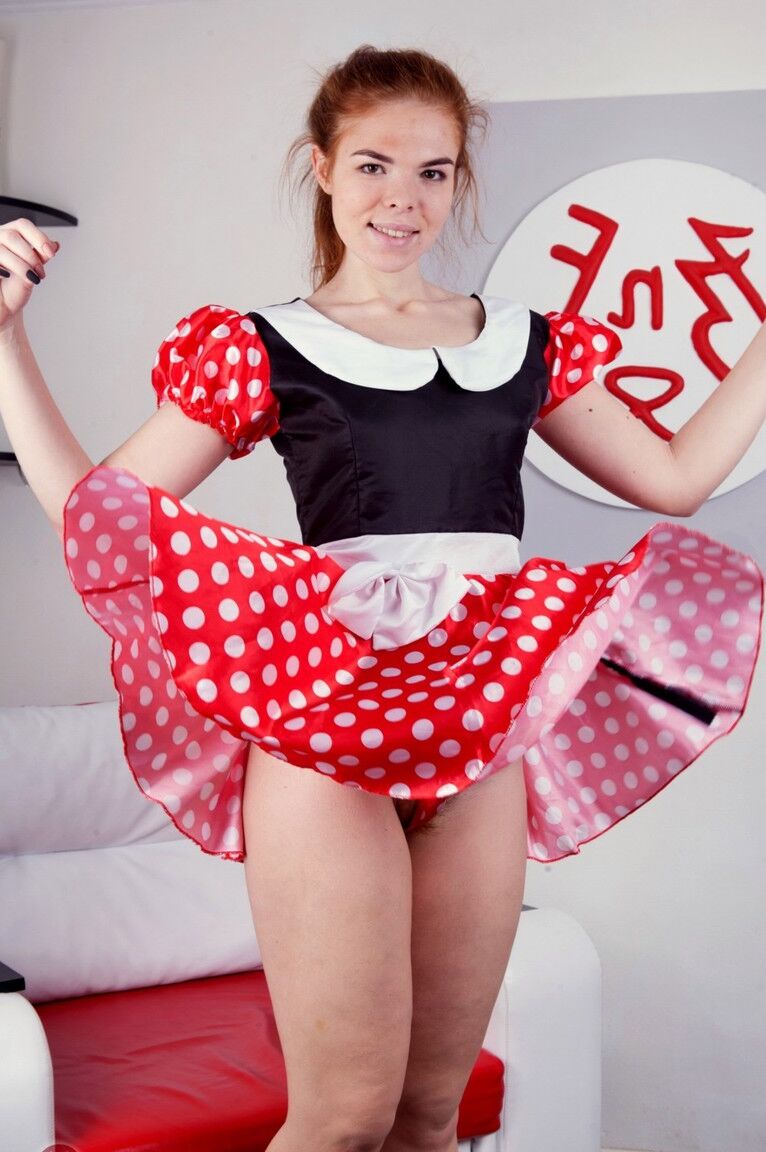 21P Amadora ruiva Ogil Basted mostra seu saboroso castor espesso e peitos minúsculos