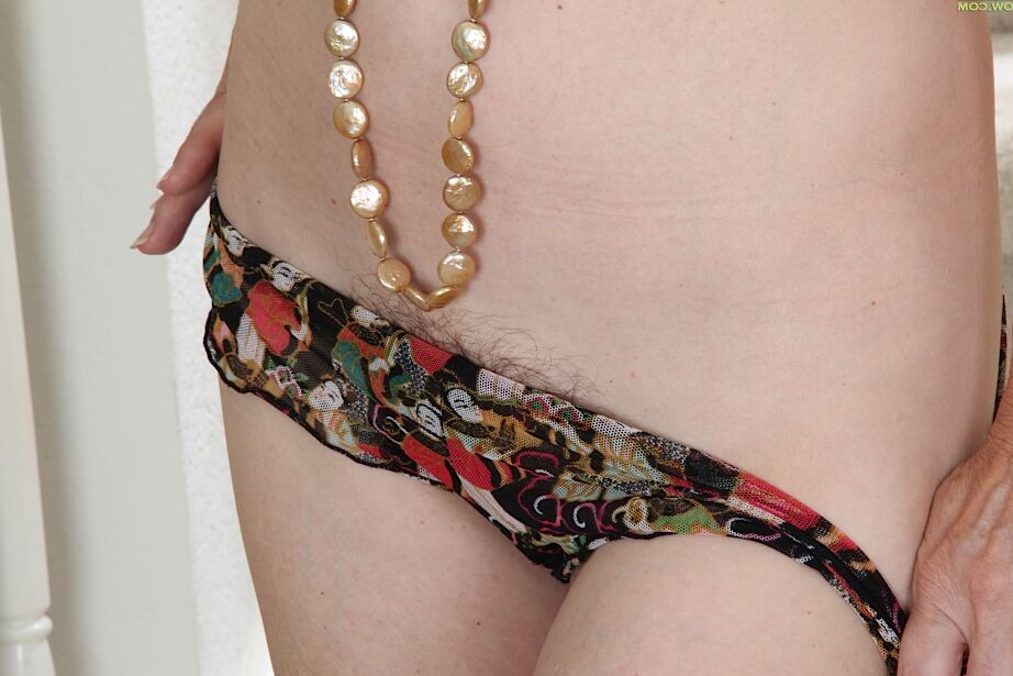 16P Incrível loira madura Sophie está posando na escada tão sexy
