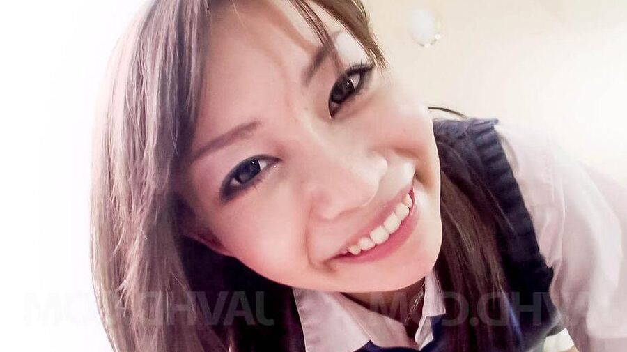 12P Sakura Anna asiática con pezones erectos lame la erección y las joyas de la corona