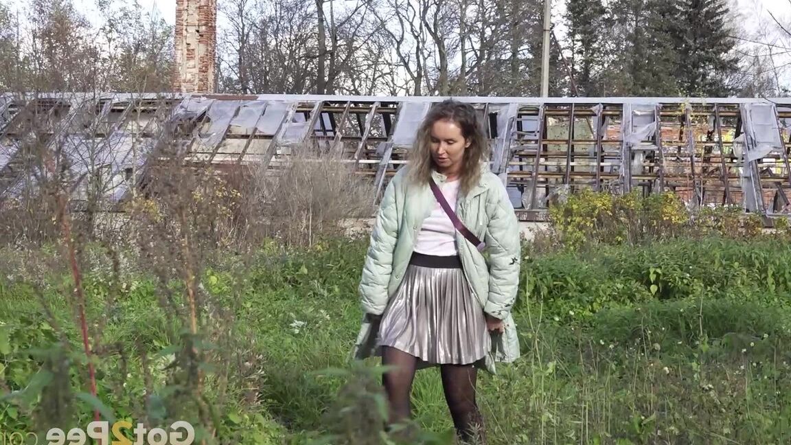 15P La fille blanche Rita pisse près d'un bâtiment abandonné en prenant un raccourci