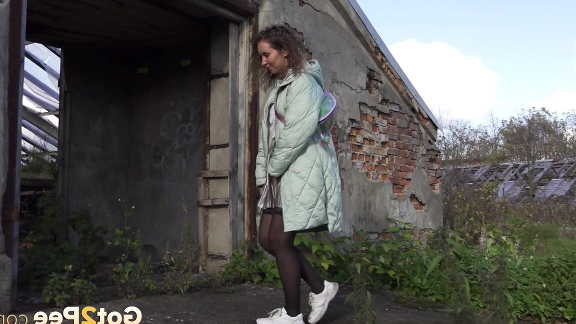 15P La fille blanche Rita pisse près d'un bâtiment abandonné en prenant un raccourci