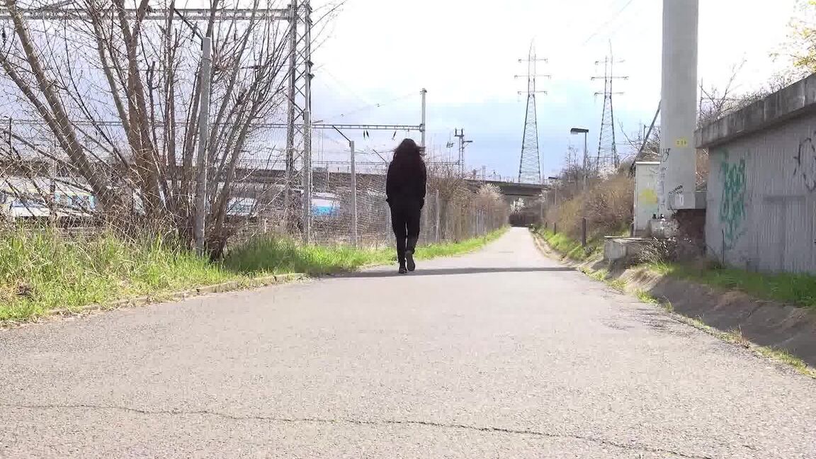 15P アリ B が路面電車の横でしゃがんで小便する