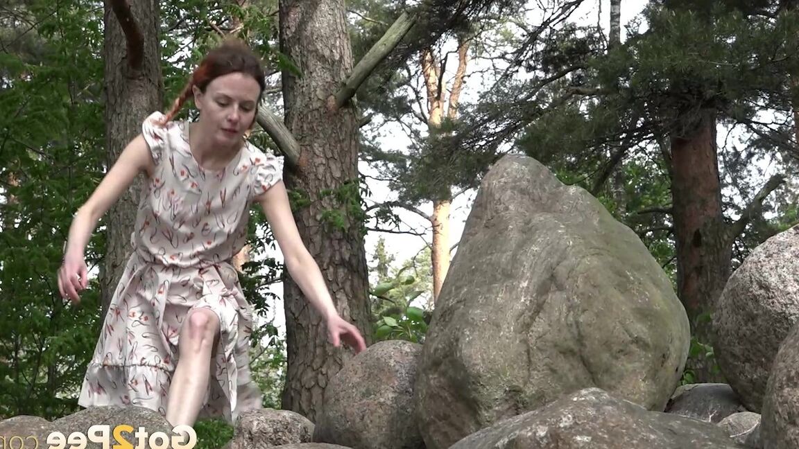 15P Une européenne baisse sa culotte pour pisser dehors