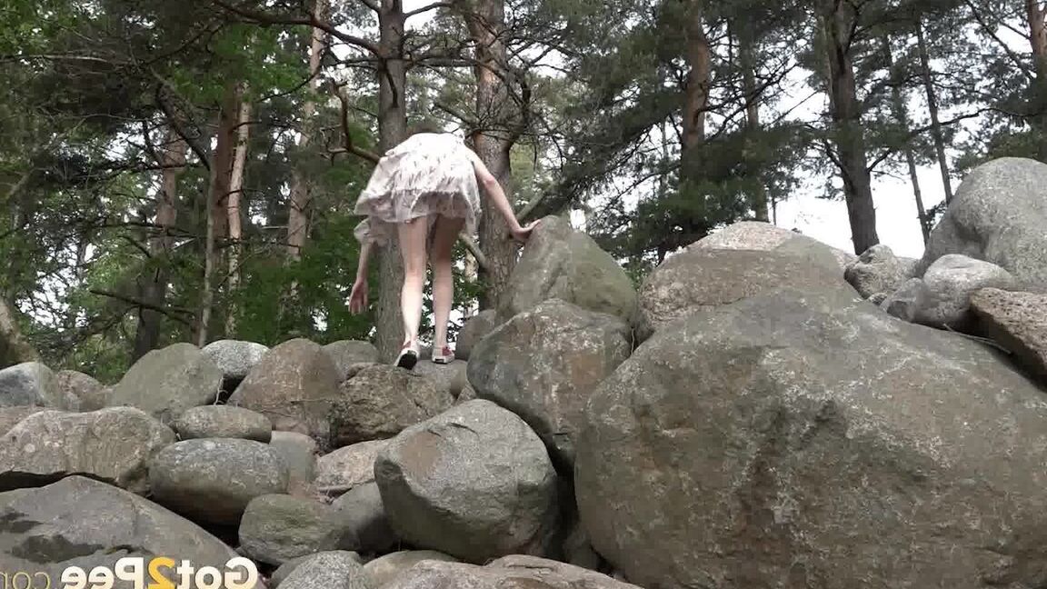 15P Une européenne baisse sa culotte pour pisser dehors