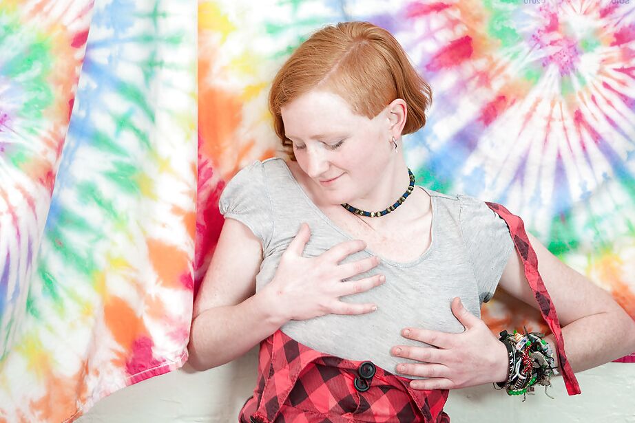 16P La pelirroja punk Isadora acaricia todas las tetas naturales y los dedos en su chocho peludo