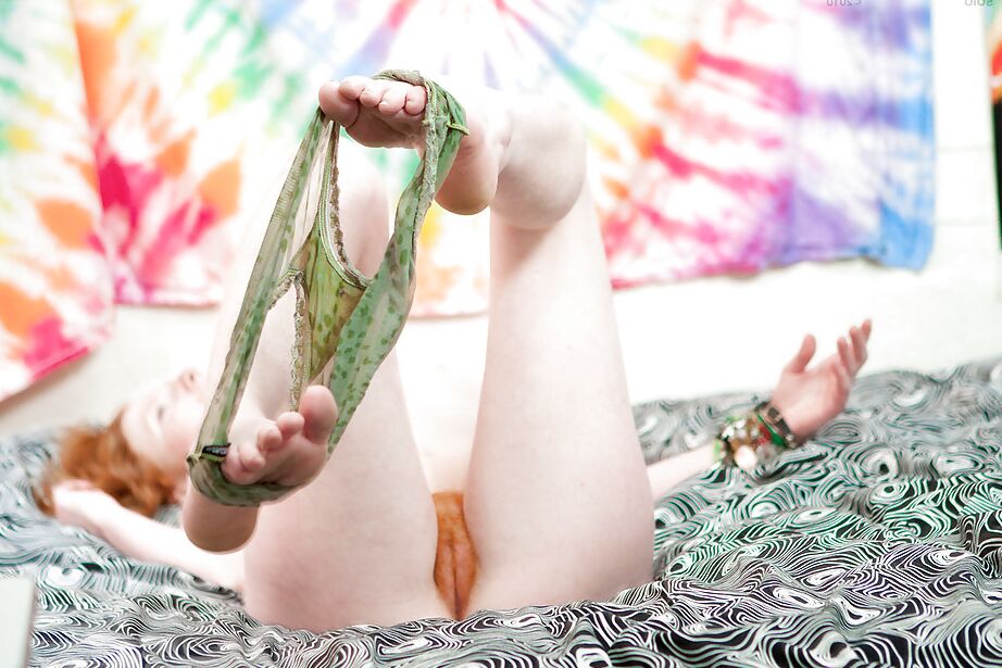 16P La pelirroja punk Isadora acaricia todas las tetas naturales y los dedos en su chocho peludo