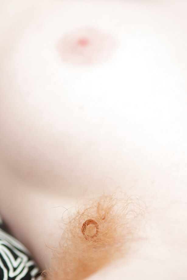 16P La pelirroja punk Isadora acaricia todas las tetas naturales y los dedos en su chocho peludo