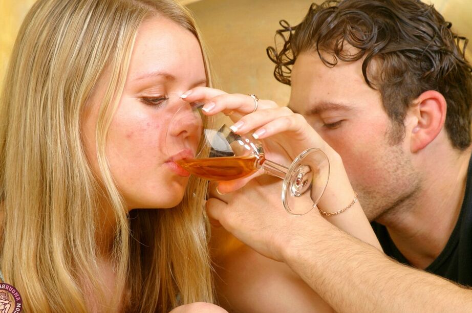 16P 金髪素人ソフィはベッドで性交する前にハードリカーを飲む