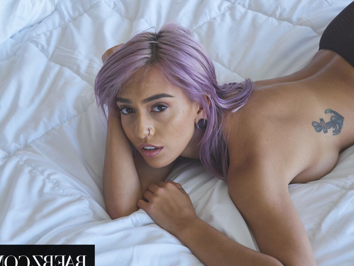 19P A garota solo Janice Griffith descobre seus seios firmes enquanto fica só com as meias