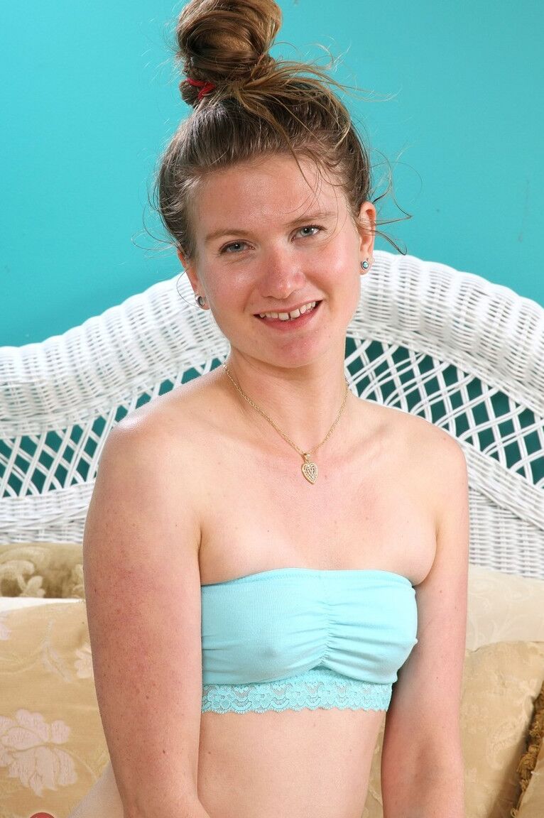 21P Die flachbrüstige Amateurin Skyler spreizt ihre haarige Muschi weit auf einem Bett
