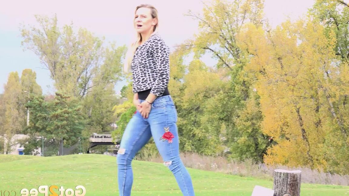 15P Jeans clad Bianca pulls sown her pants showing bare pussy to pee in public