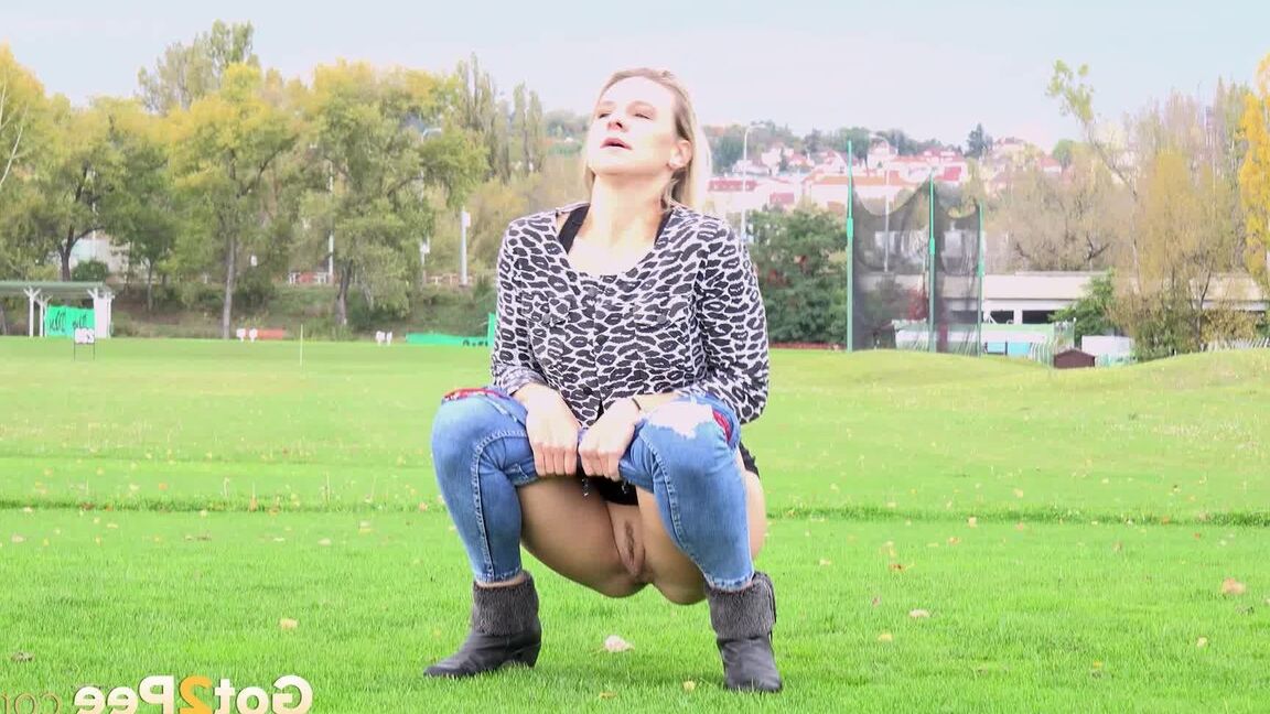 15P Jeans clad Bianca pulls sown her pants showing bare pussy to pee in public