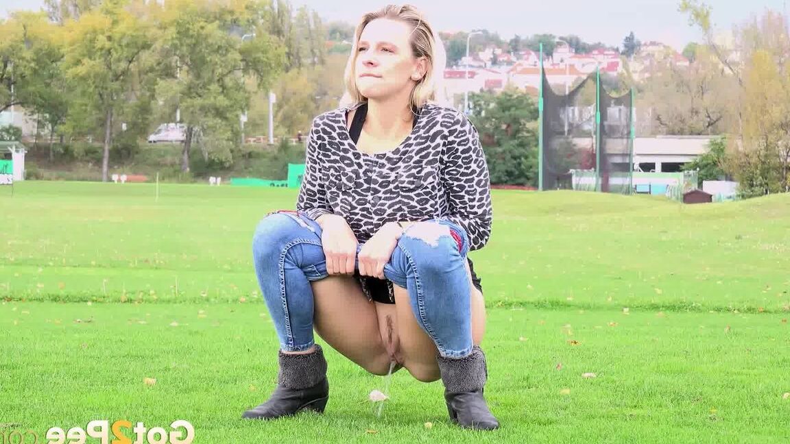 15P Jeans clad Bianca pulls sown her pants showing bare pussy to pee in public