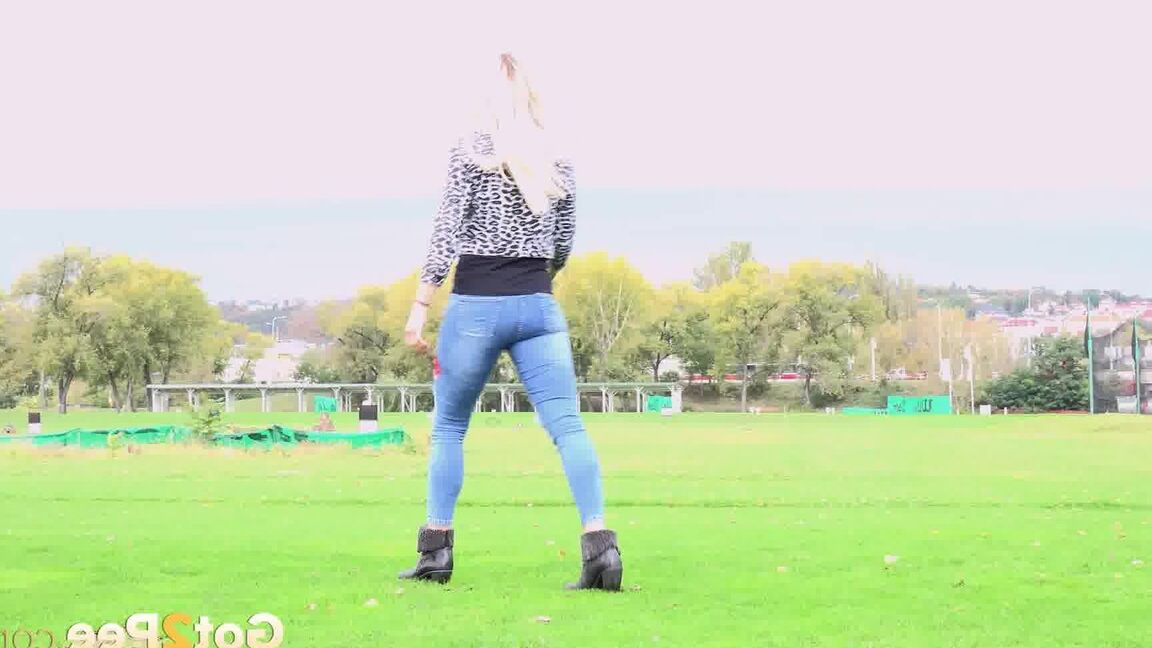 15P Jeans clad Bianca pulls sown her pants showing bare pussy to pee in public