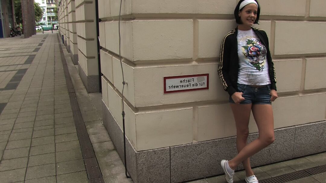 21P Public Disgrace Aliz, Steve Holmes
