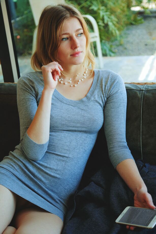 18P Die gelangweilte junge Mila zieht ihr enges Kleid aus, um nackte Selfies auf ihrem Handy zu verschicken