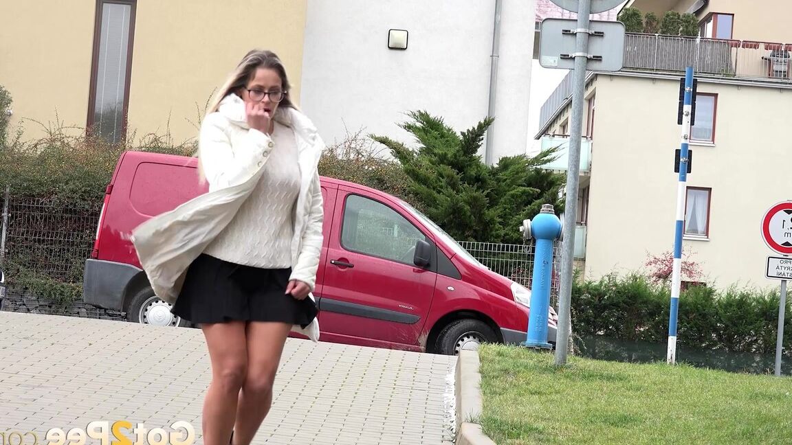 15P Сексуальная девушка в очках писает на парковке